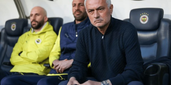 0-1出局，输球输人！62岁穆里尼奥跌下神坛，连续6年无缘欧冠正赛